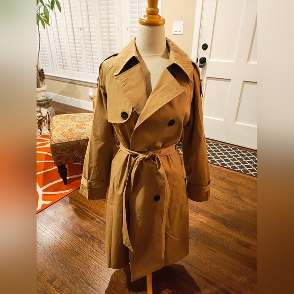 Classic Tan Trench Coat - Picture 2 of 5